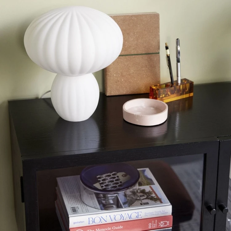 biala-stylowa-lampa-stolowa-kumu-hubsch-casacarina.jpg