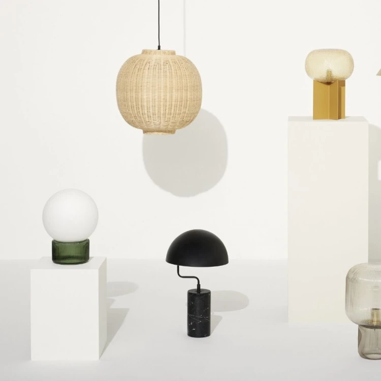 biala-lampa-kula-na-zielonej-podstawie-szklana-e27-sphere-hubsch-casa-carina.jpg