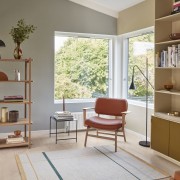 drewniany-fotel-z-brazowa-tapicerka-haze-hubsch-casa-carina.jpg