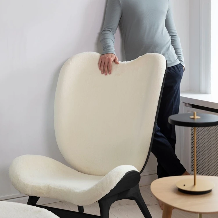 bialy-fotel-conversation-piece-z-wysokim-oparciem-umage-casa-carina.jpg