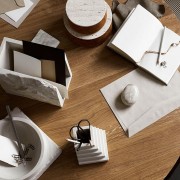 okragly-debowy-stol-olejowany-kristina-dam-studio-casa-carina.jpg