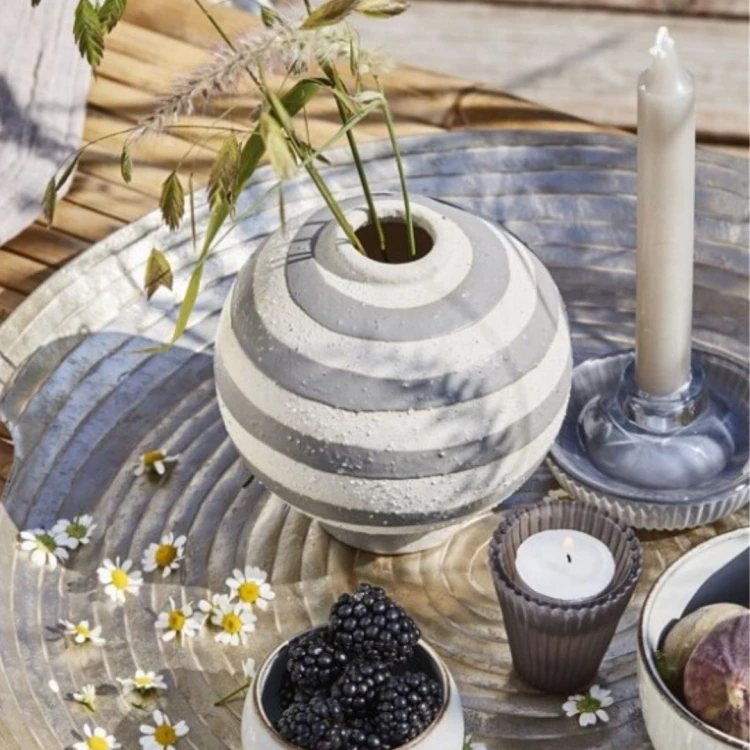 szary-stojak-na-waska-swieczke-lub-szary-swiecznik-tealight-dormia-lene-bjerre-casa-carina.jpg