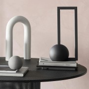czarna-kulista-lampa-biurkowa-led-kristina-dam-studio-casa-carina.jpg