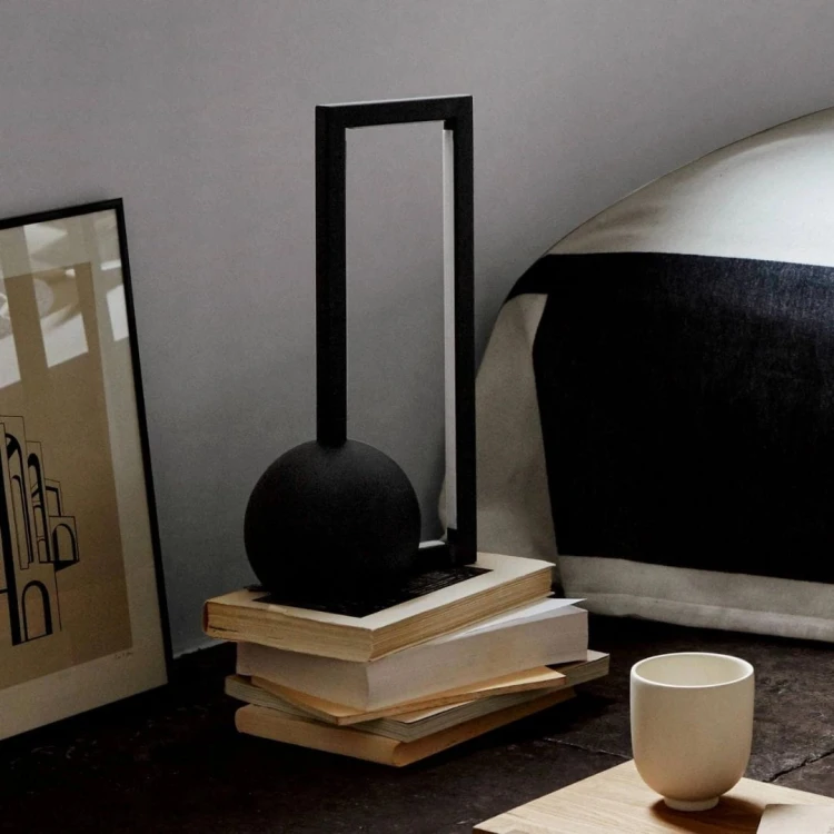 czarna-kulista-lampa-na-stol-kristina-dam-studio-casa-carina.jpg