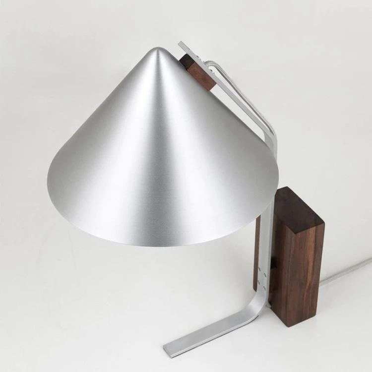 auminiowa-stozkowa-lampa-biurkowa-kristina-dam-studio-casacarina.jpg