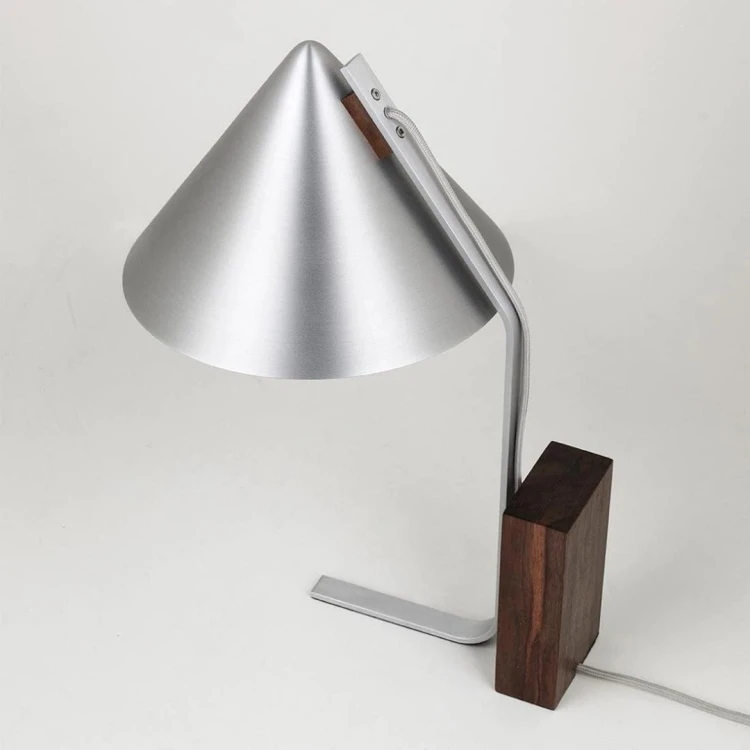 stozkowa-lampa-biurkowa-kristina-dam-studio-casacarina.jpg