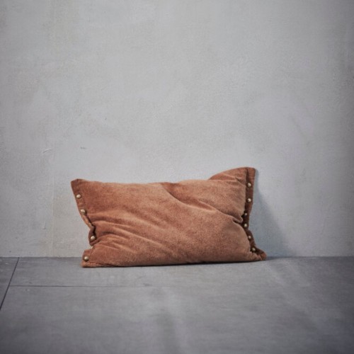 brazowa-elegancka-poduszka-z-ozdobnymi-dzetami-masilia-60x40-lene-bjerre-casacarina.jpg