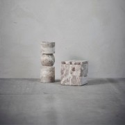 gruby-swiecznik-z-marmuru-bezowy-23cm-ellia-lene-bjerre-casa-carina.jpg