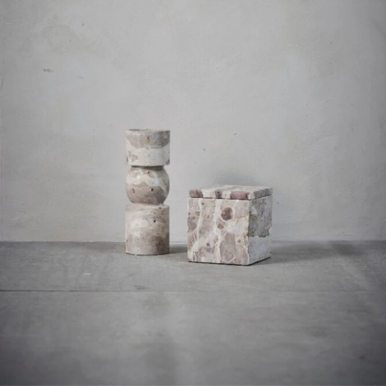 gruby-swiecznik-z-marmuru-bezowy-23cm-ellia-lene-bjerre-casa-carina.jpg