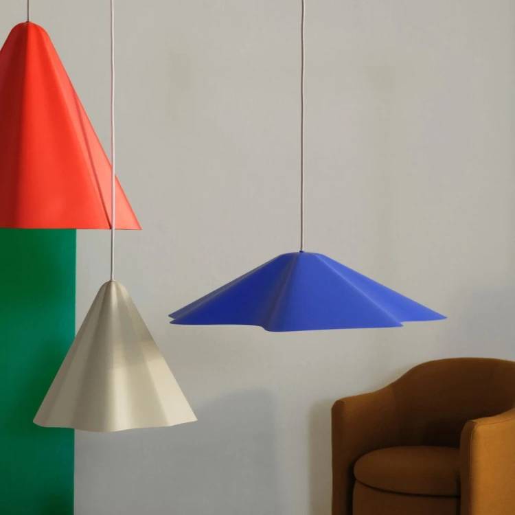 niebieska-lampa-z-rozlozystym-kloszem-broste-copenhagen-casacarina.jpg
