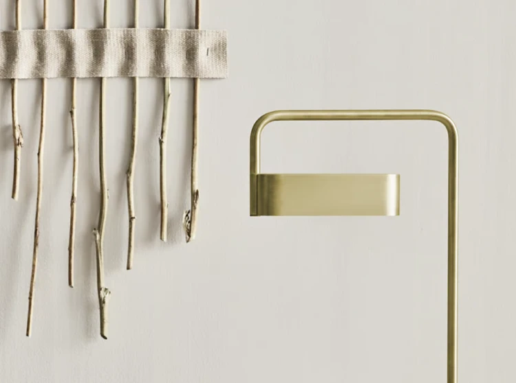 zlota-lampa-na-podloge-scribe-bolia-casacarina.png