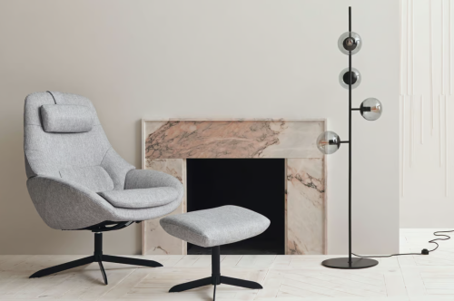 czarna-lampa-stojaca-kula-w-salonie-bolia-casacarina.png