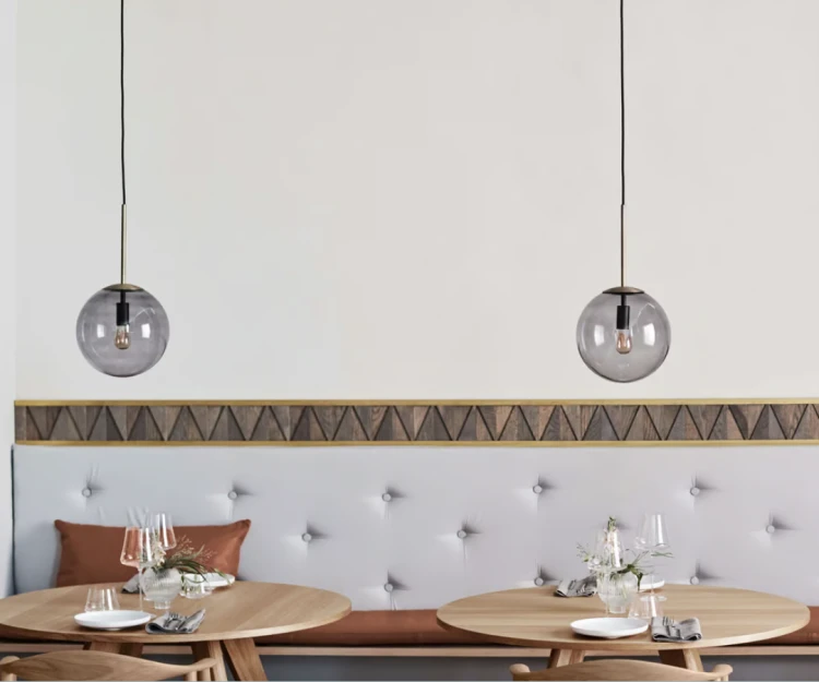 zlota-lampa-sufitowa-do-restauracji-bolia-casa-carina.png