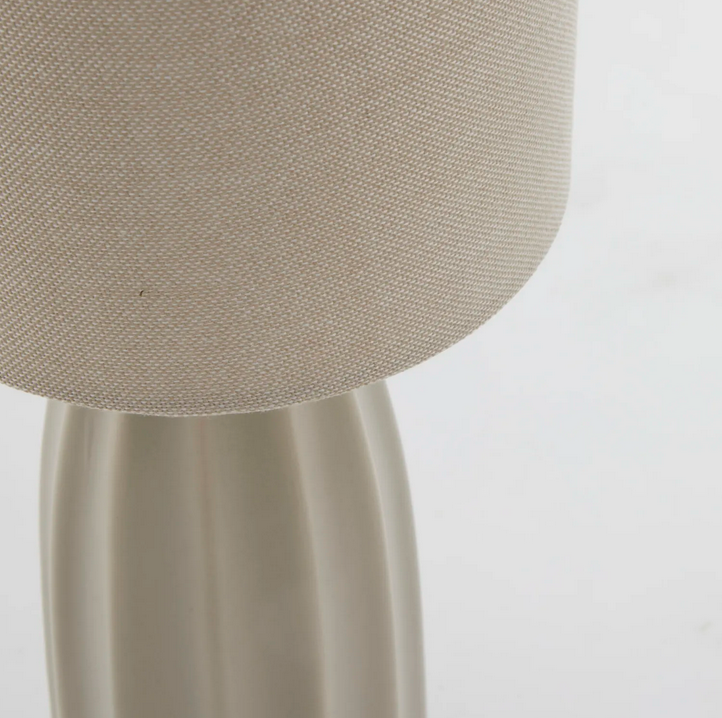 bezowa-lampa-stolowa-abazur-sarah-lene-bjerre-casa-carina.png