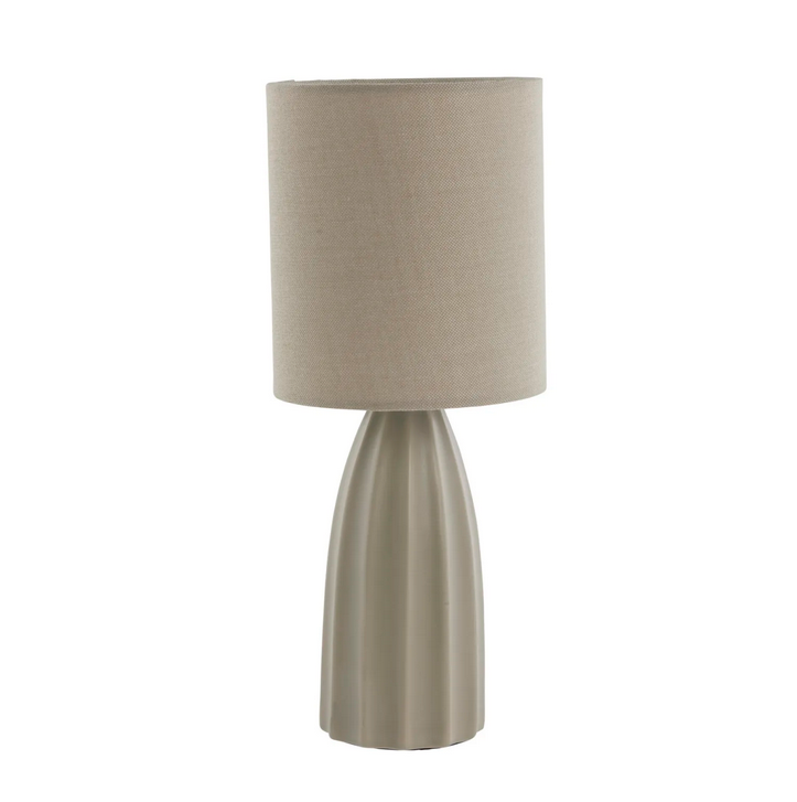 bezowa-lampa-stolowa-sarah-lene-bjerre-casa-carina.png