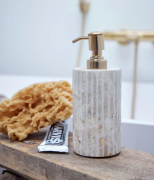 bezowy-dozownik-do-mydla-marmurowy-eliana-lene-bjerre-casa-carina-1.png
