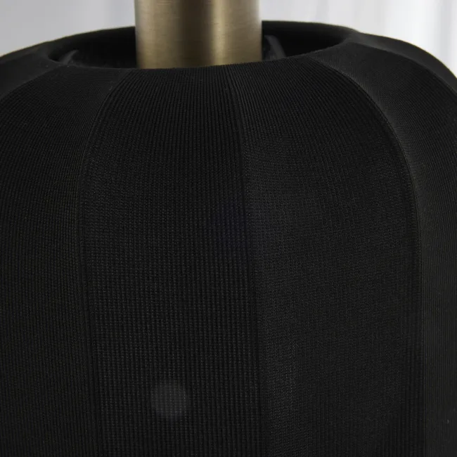 czarna lampa stołowa.webp