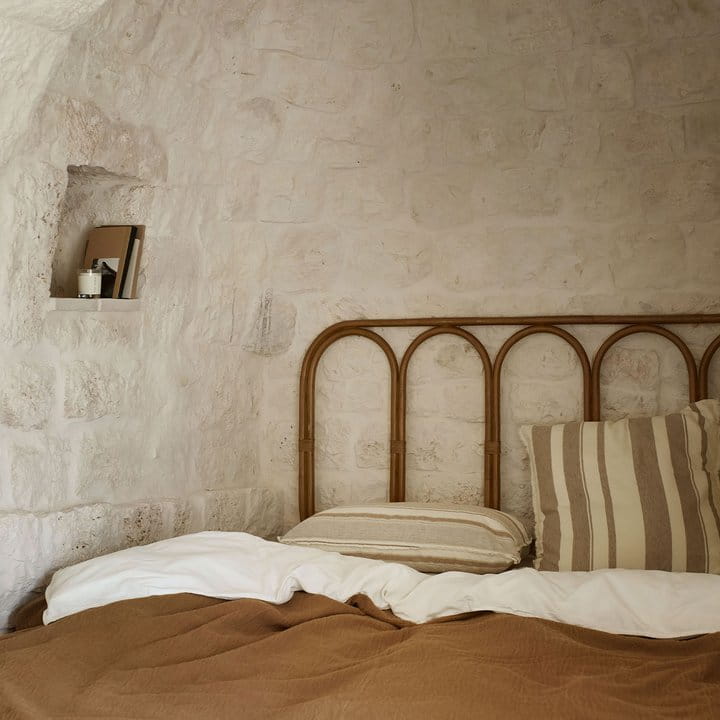 duża narzuta na łózko