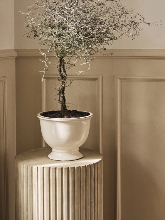 beżowy postument rillo