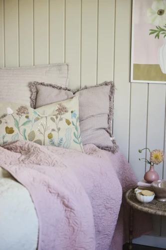 Lene Bjerre- beżowa poduszka w kolorowe kwiaty Inielle 60x40