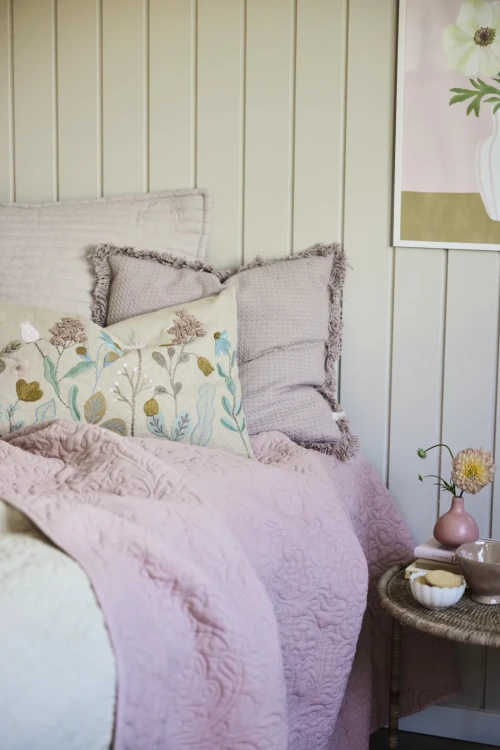 Lene Bjerre- beżowa poduszka w kolorowe kwiaty Inielle 60x40