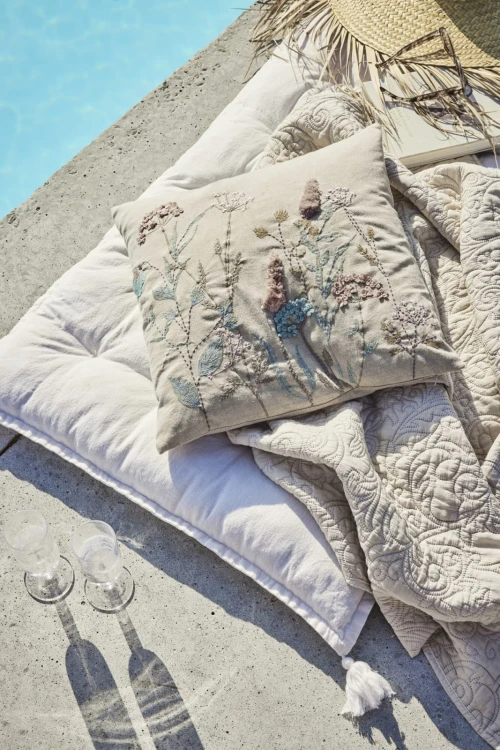 Lene Bjerre- poduszka beżowa w kolorowe kwiaty Inielle 50x50