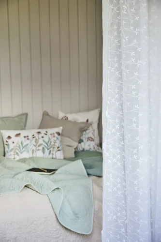 Lene Bjerre- jasna poduszka w kolorowe kwiaty Ingrid 50x50