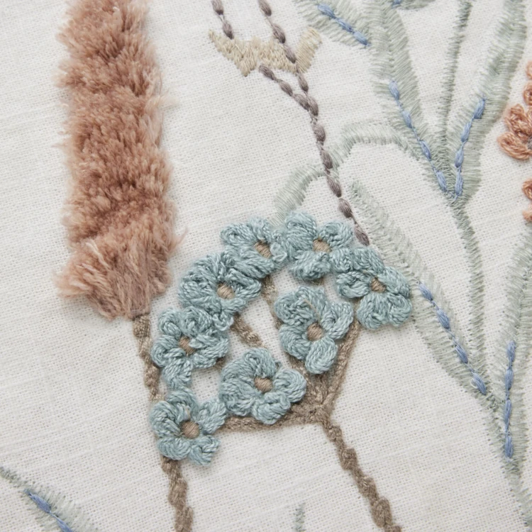 Lene Bjerre- jasna poduszka w kolorowe kwiaty Ingrid 50x50