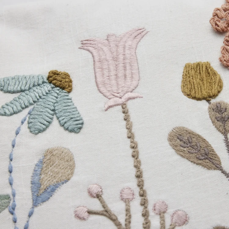 Lene Bjerre- poduszka jasna w kolorowe kwiaty Inielle 60x40