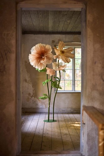 Mr Plant -duży kwiat dekoracyjny w kolorze brzoskwiniowym 40 cm