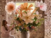 Mr Plant -trzy duże kwiaty dekoracyjne w brzoskwiniowym kolorze