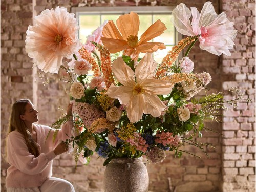 Mr Plant -trzy duże kwiaty dekoracyjne w brzoskwiniowym kolorze