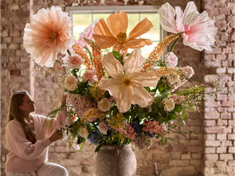 Mr Plant -trzy duże kwiaty dekoracyjne w brzoskwiniowym kolorze