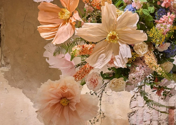 Mr Plant -trzy duże kwiaty dekoracyjne w różowym kolorze