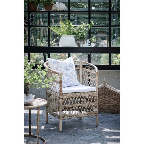 Lene Bjerre- poszewka na poduszkę 50x50 Visilia jasna w haftowane kwiaty niebieskie