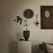 TINE K HOME – Doniczka RAKU na stopce, kolor Black, Ø 19 x H 30 cm