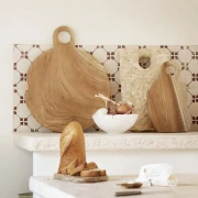 TINE K HOME – Deska do serwowania NUSA z drewna tekowego, Brown, Ø 40 cm